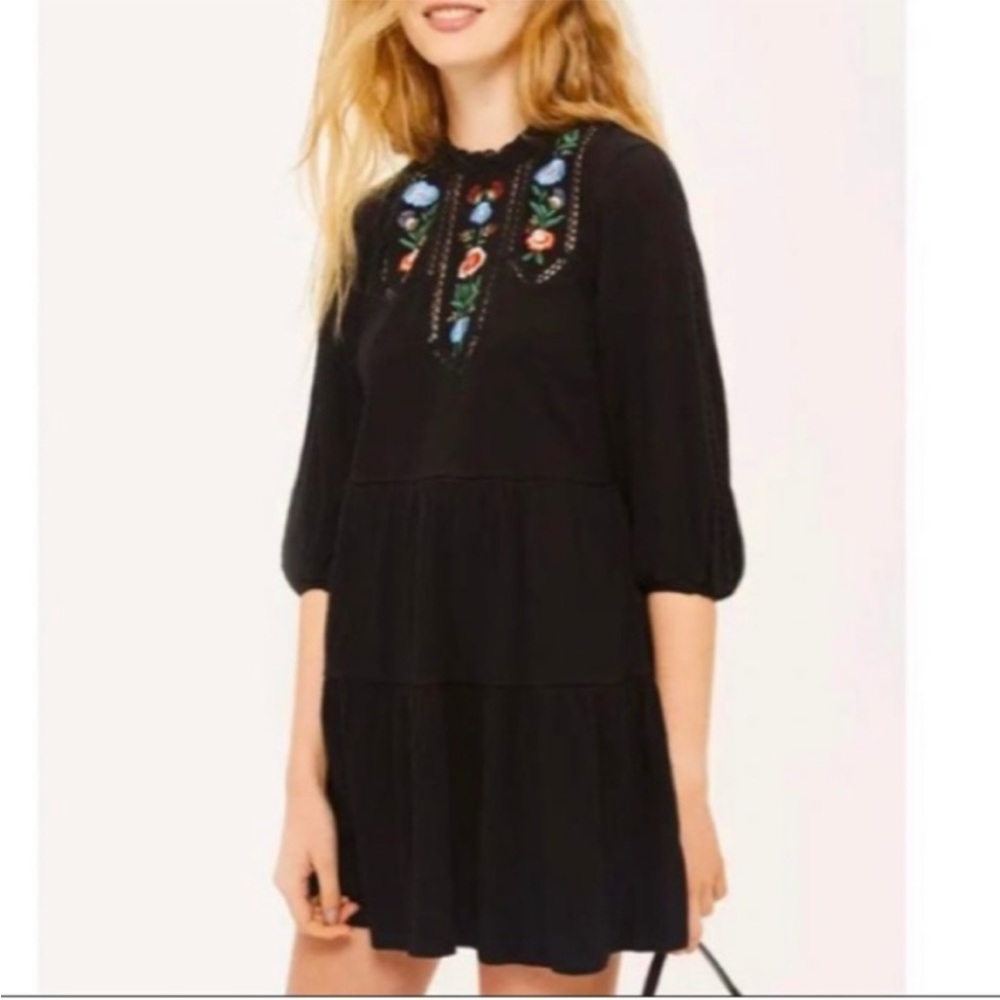Top shop black tiered dress
-Embroidered flowers -Three-quarter sleeves